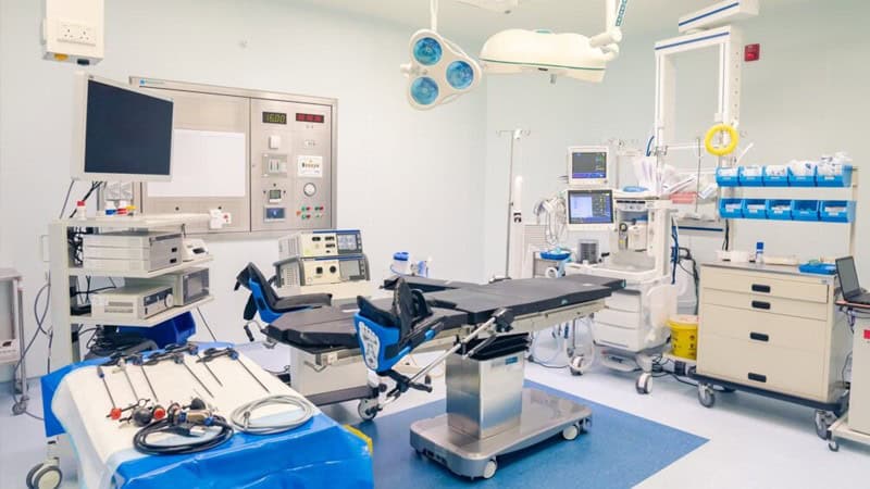 Columbia Asia Hospital 的手术室为妇科腹腔镜手术做好准备