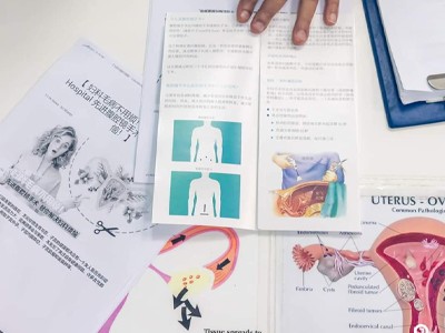妇科咨询中展示子宫手术和腹腔镜手术的宣传册，地点为 Columbia Asia Hospital, Iskandar Puteri