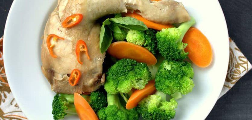Ayam rebus dan sayur kaya dengan protein, zat besi, dan serat untuk membantu pemulihan ibu bersalin.