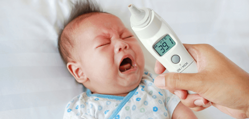 Bayi demam tinggi melebihi 38.5°C diukur dengan termometer, berisiko mengalami sawan demam